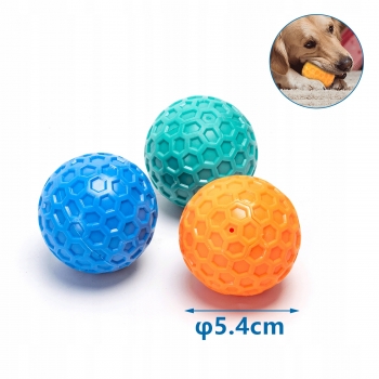 ZABAWKA PIŁKA GUMOWA DLA PSA SZCZENIAKA PISZĄCA MASUJE DZIĄSŁA 5,4CM